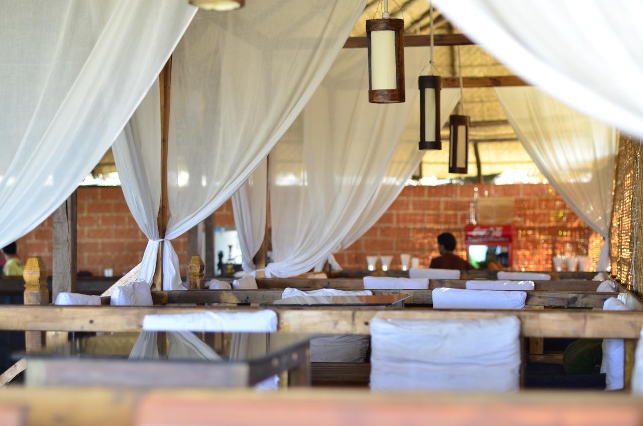 Sea Bird Beach Cafe & Cottages Morjim Exterior foto
