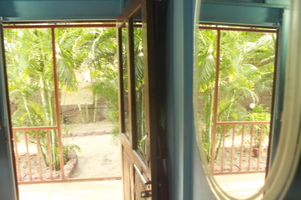 Sea Bird Beach Cafe & Cottages Morjim Exterior foto
